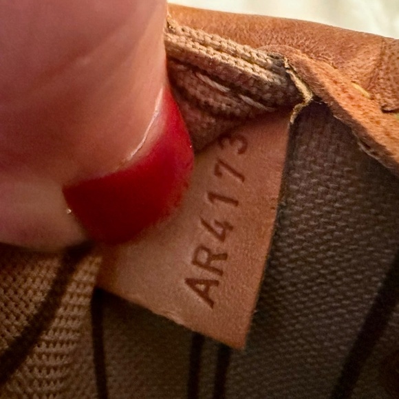 Louis Vuitton PM Neverfell - Picture 14 of 14